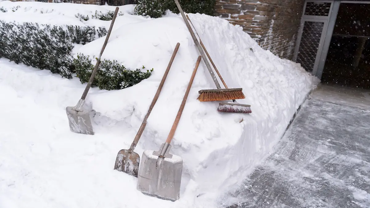 Schneeschaufeln-bei-K-lte-kann-zu-Herzinfarkt-f-hren