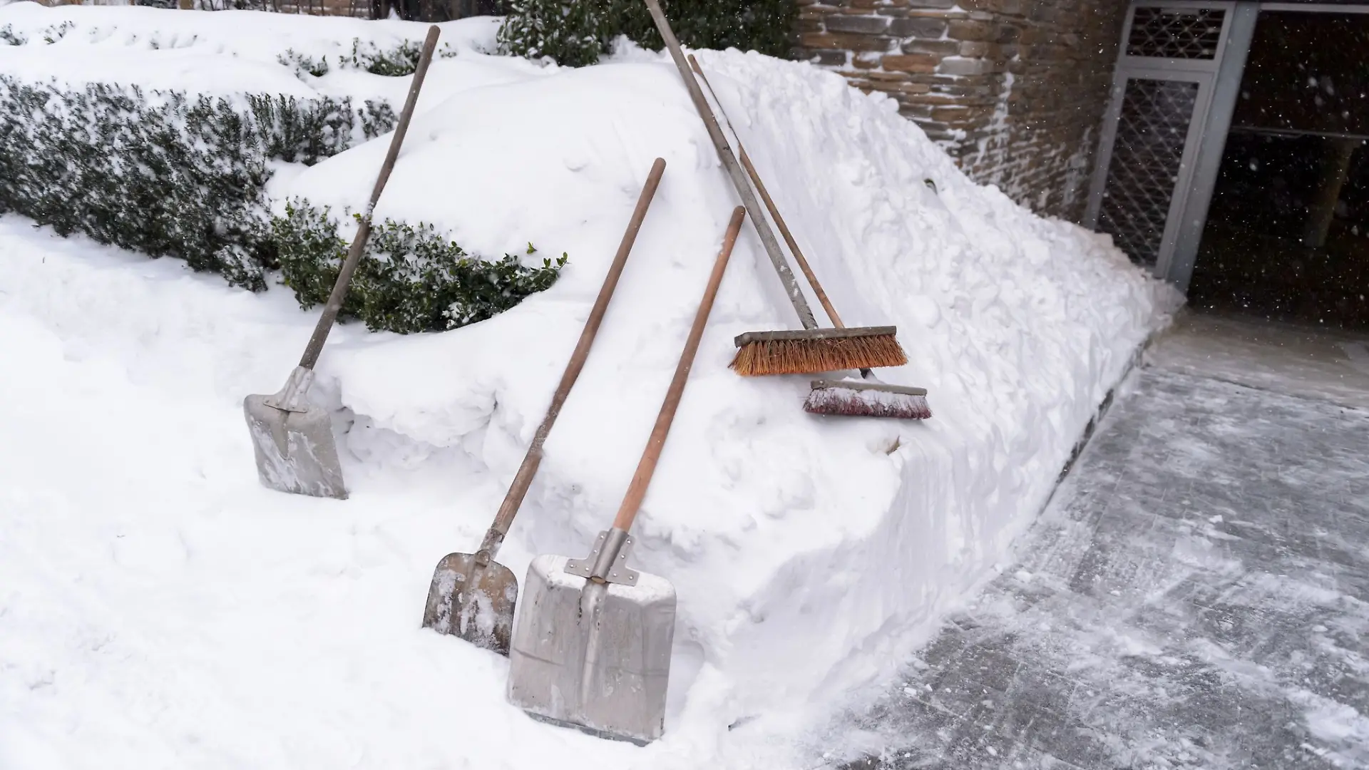 Die Belastung nehme besonders zu, wenn große Schneemengen in kurzer Zeit bewegt werden. (Symbolbild)