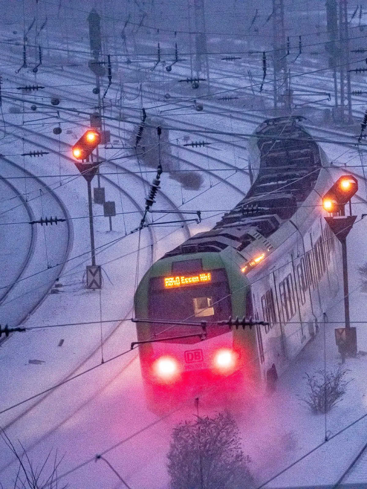 Winterwetter, Schneetreiben, Regionalbahn Zug, Regionalverkehr, auf der Strecke östlich, vor dem Hauptbahnhof von Essen, Regionalverkehr NRW, Deutschland
