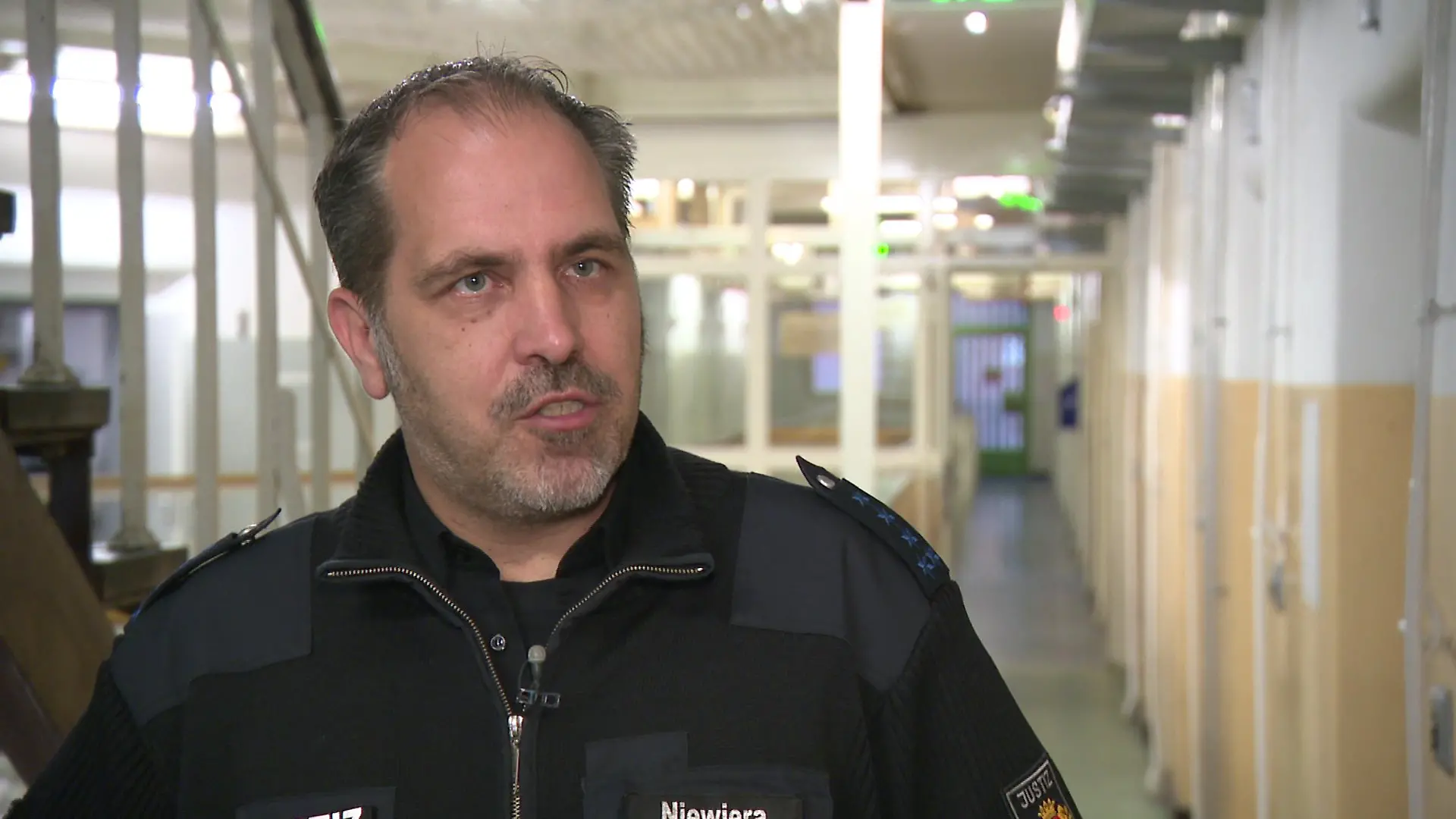 Die Mitarbeiter der JVA kommen an ihre Belastungsgrenze.
