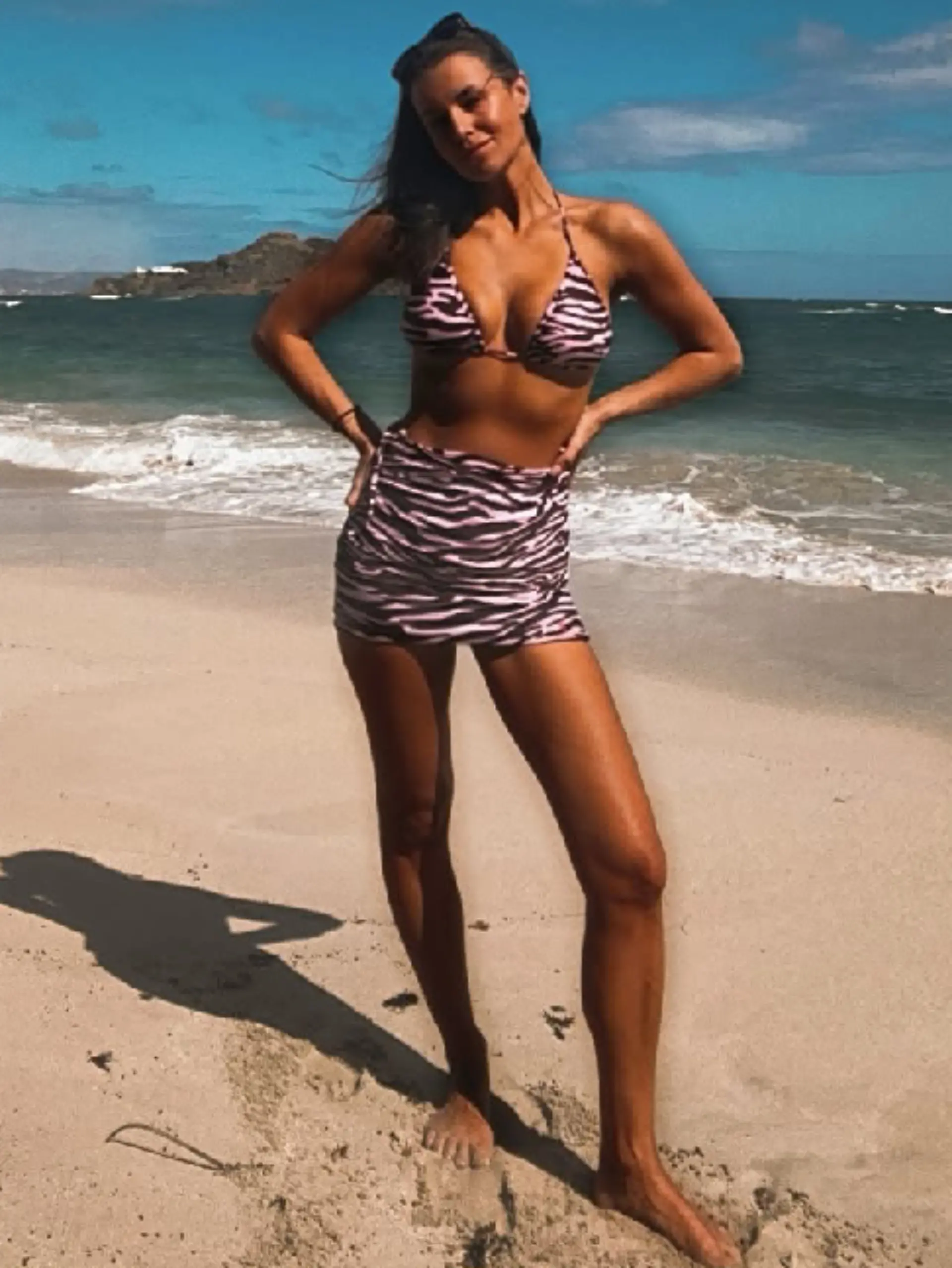 Sexy Zebra-Look: Laura Wontorra setzt sich am Strand in Szene.