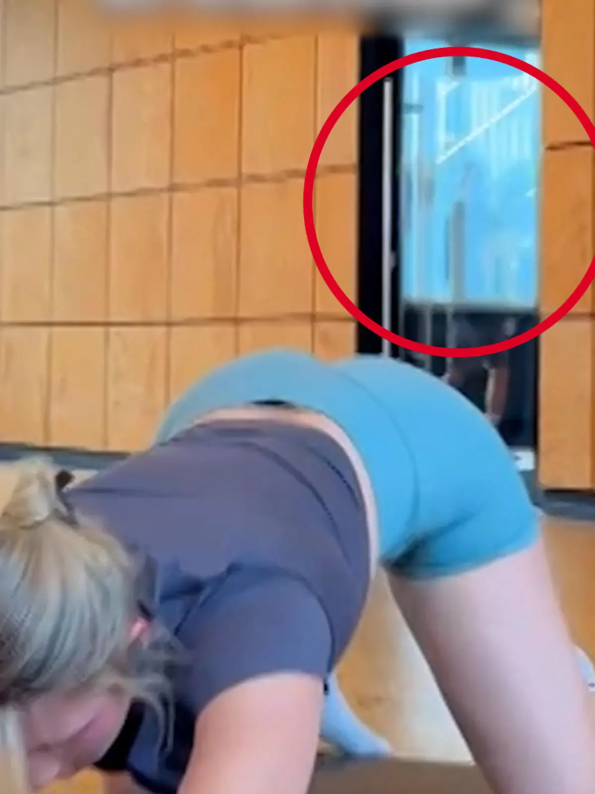 Bild zu: "Spanner macht heimliche Po-Aufnahme von Fitnesstrainerin – und wird auch noch verteidigt!"