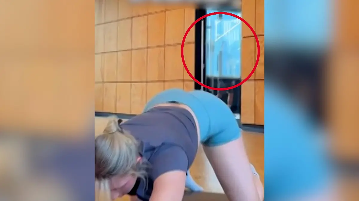 Spanner macht heimliche Po-Aufnahme von Fitnesstrainerin – und wird auch noch verteidigt! Sie merkt es erst gar nicht