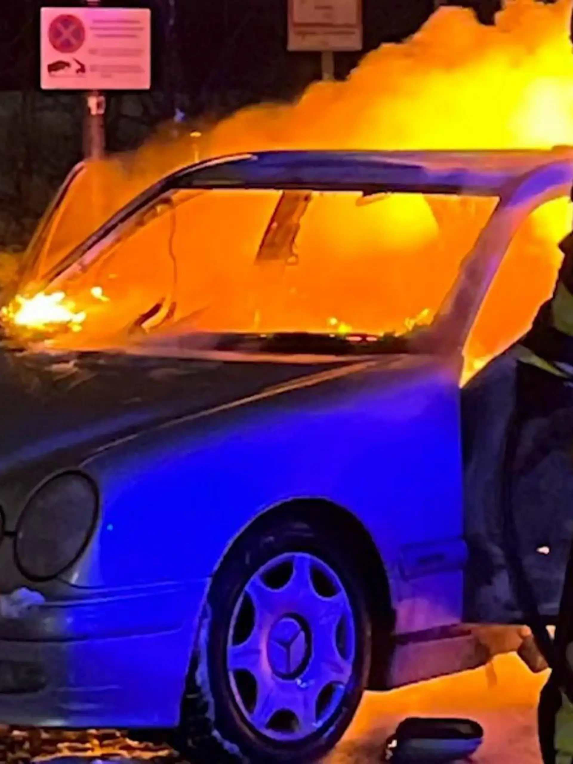 Bild zu: "Auto in Oberhausen ausgebrannt"