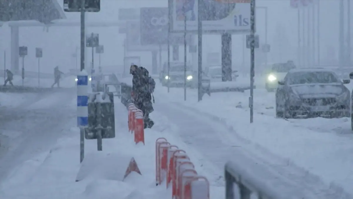 Winter-Chaos in Deutschland Kälte, Eis und Schnee haben und fest im Griff!