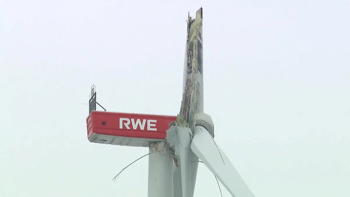 Windrad nahe A44 abgeknickt Rotorblatt ist kaputt