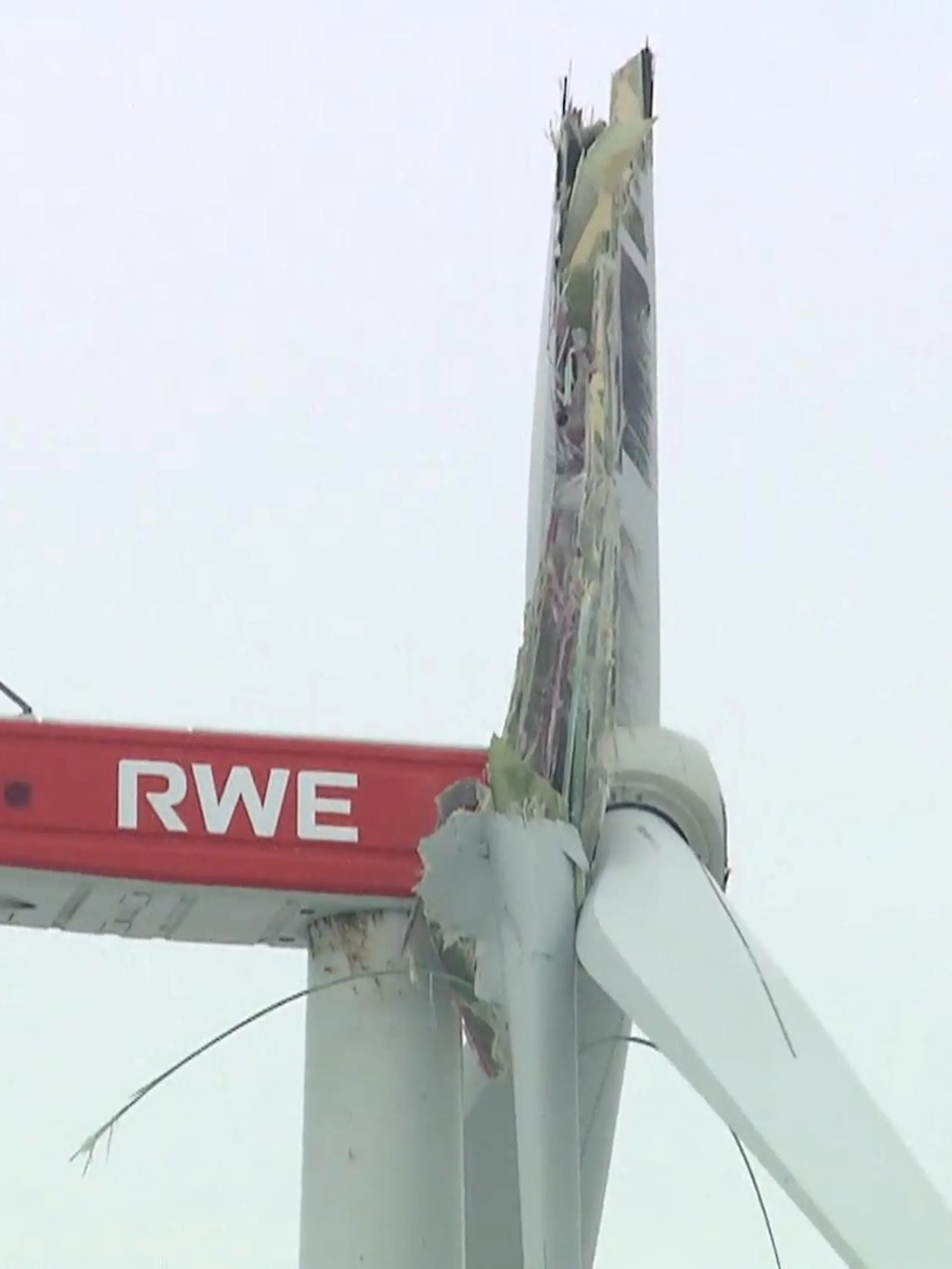 Bild zu: "Windrad nahe A44 abgeknickt"