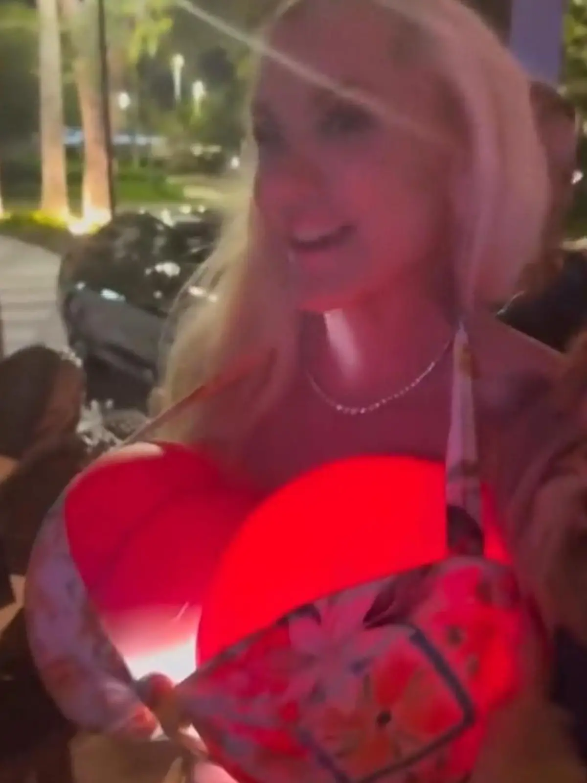 Bild zu: "Implantat-Wunder? Warum diese Brüste plötzlich leuchten"