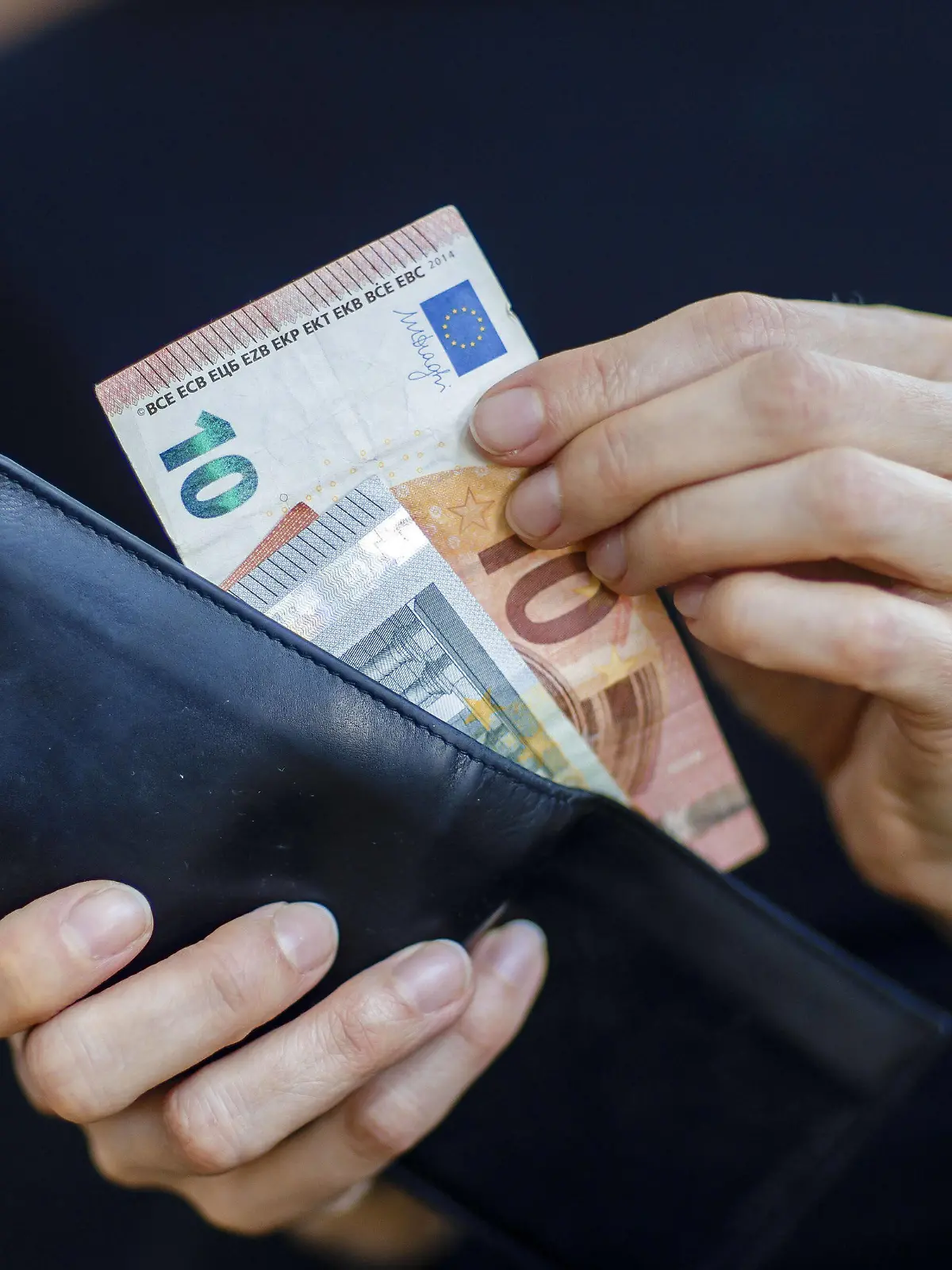  Symbolfoto. Eine Frau nimmt Geldscheine aus einer Geldboerse. Berlin, 06.04.2020. Berlin Deutschland *** Symbol photo A woman takes bank notes from a money exchange Berlin, 06 04 2020 Berlin Germany Copyright: xThomasxTrutschel/photothekx