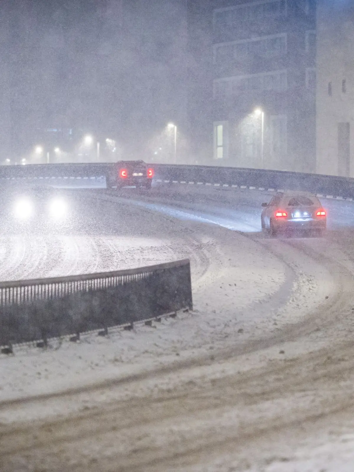 Bild zu: "Live-Ticker: Autos festgefahren und Lkw umgekippt! Elli sorgt für blockierte Autobahnen"