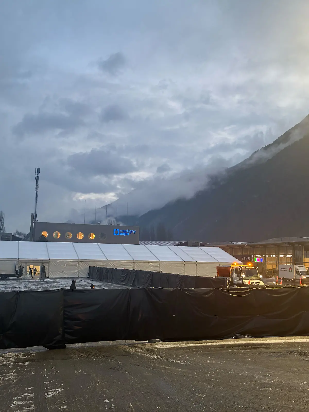 Trauer um die Opfer von Crans Montana in Martigny
