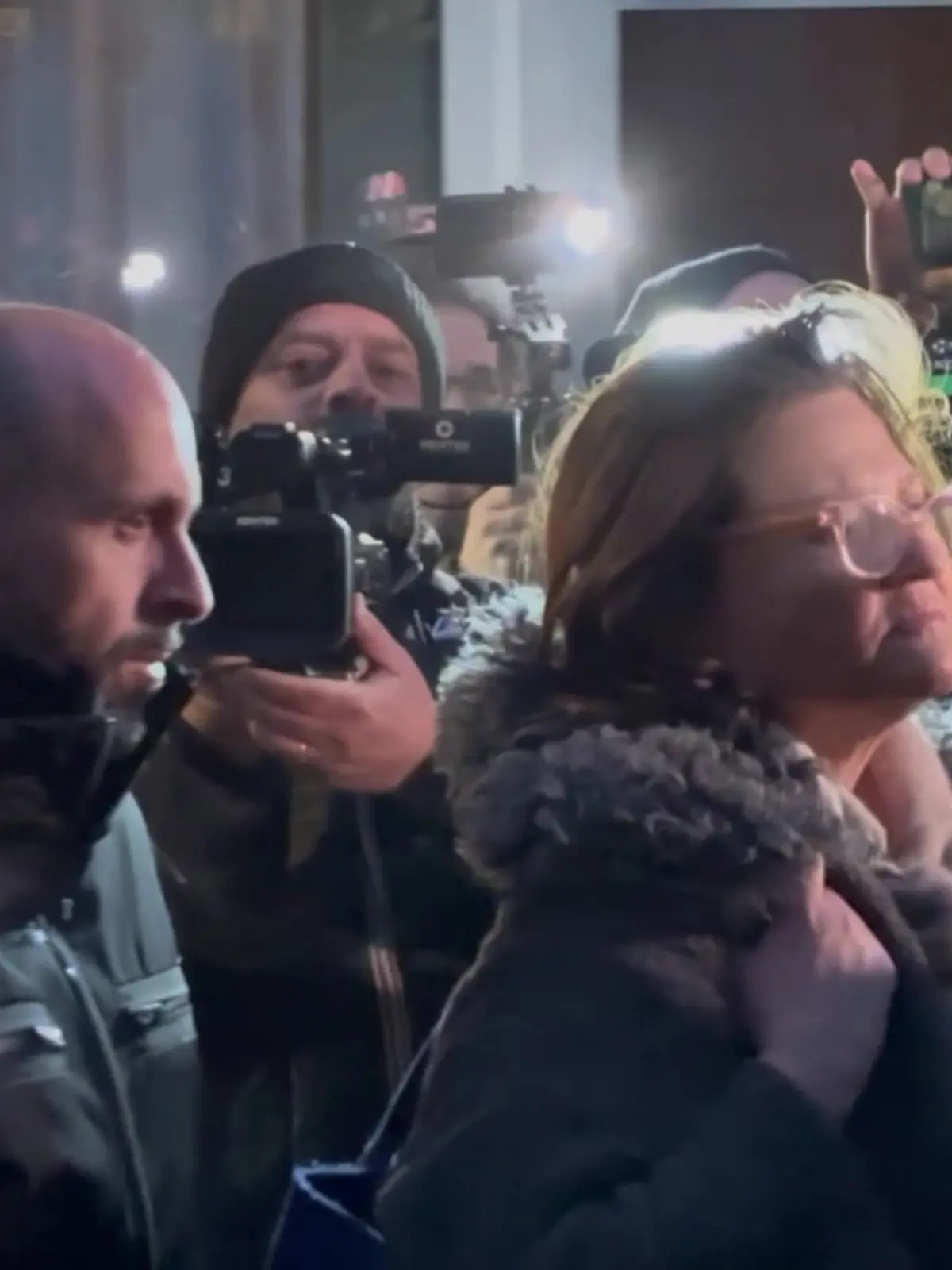 Bild zu: "Crans-Montana: Betreiber der Unglücksbar erscheinen zum ersten Verhör"