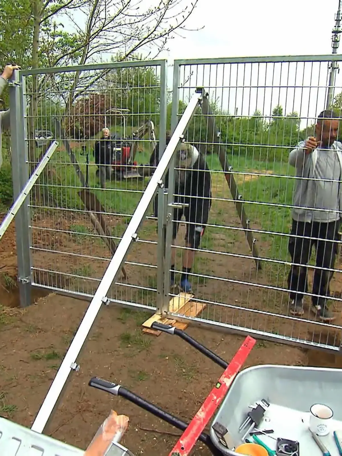 Bild zu: "Pfosten, Beton, Deadline: Schaffen die 'Harten Hunde' Marinas Überraschung?"