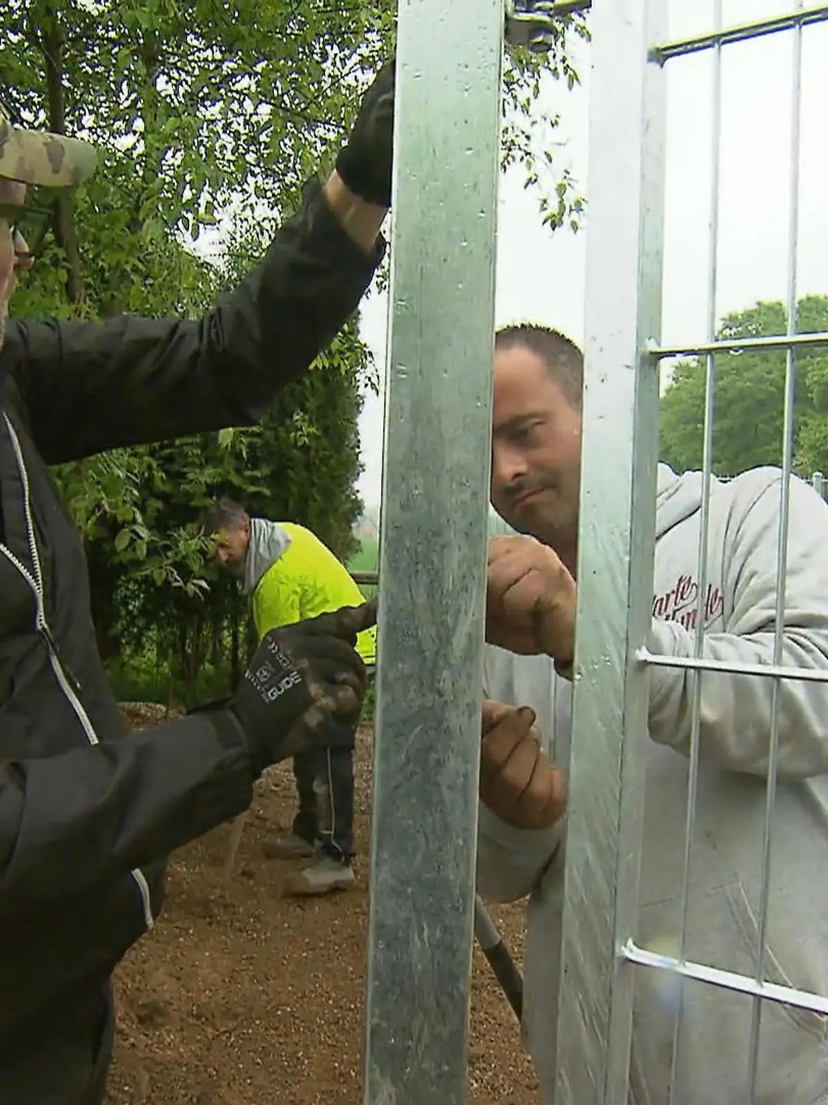 Bild zu: "Letzter Feinschliff am Auslaufgehege"