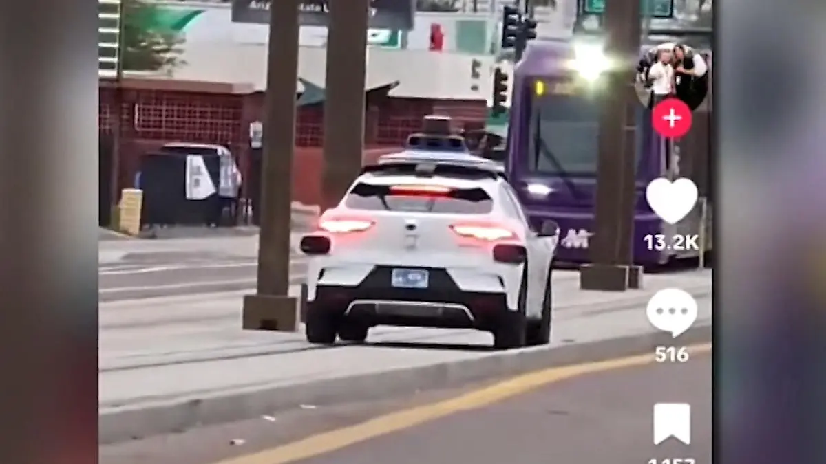 Selbstfahrendes Taxi stoppt auf Gleisen – Straßenbahn rast auf Fahrgast zu! Schockmoment auf Schienen