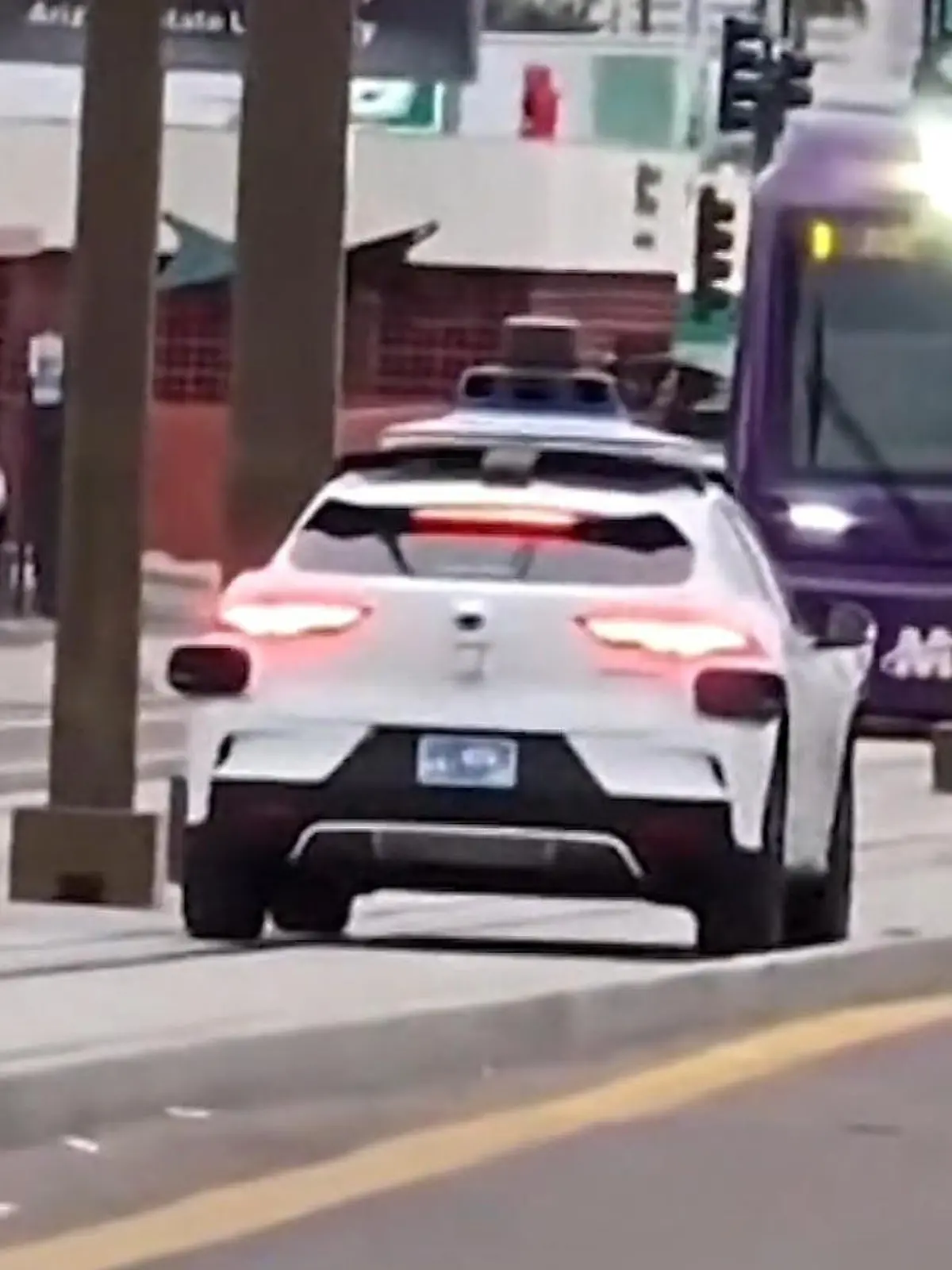 Bild zu: "Selbstfahrendes Taxi stoppt auf Gleisen – Straßenbahn rast auf Fahrgast zu!"