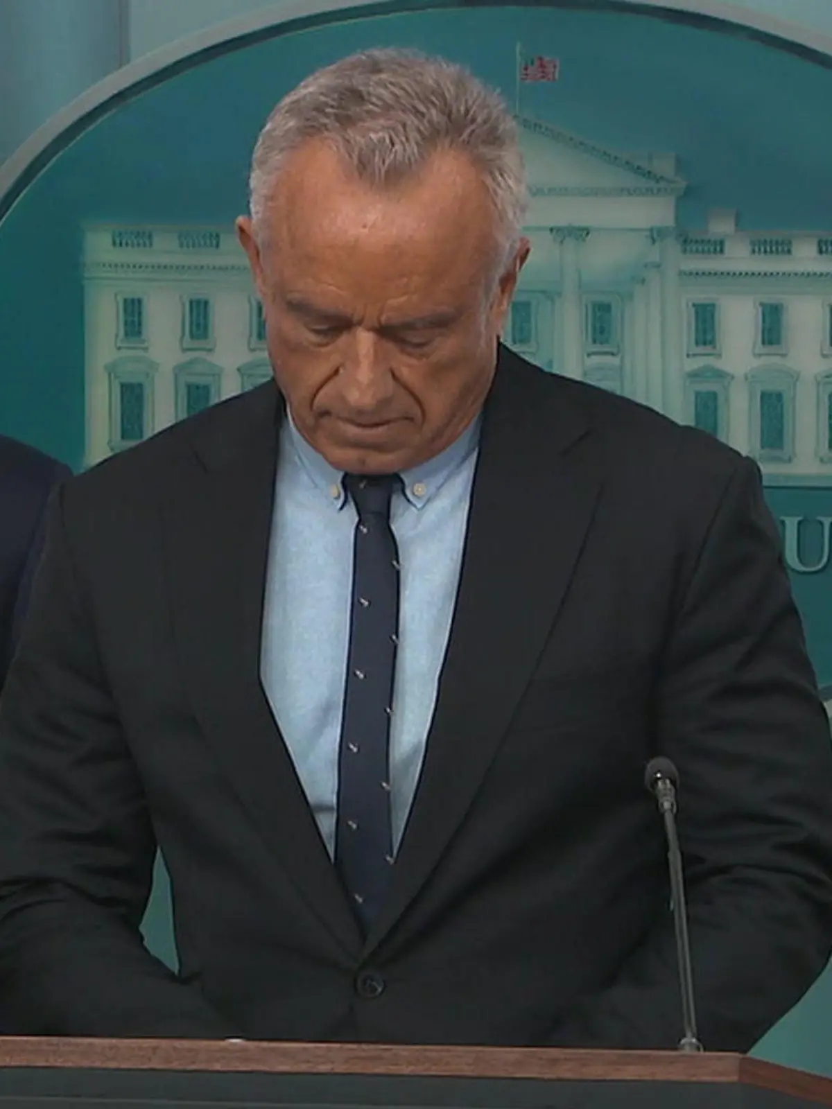 Bild zu: "Tierischer Fauxpas im Weißen Haus! Plötzlich lachen alle über den US-Gesundheitsminister"