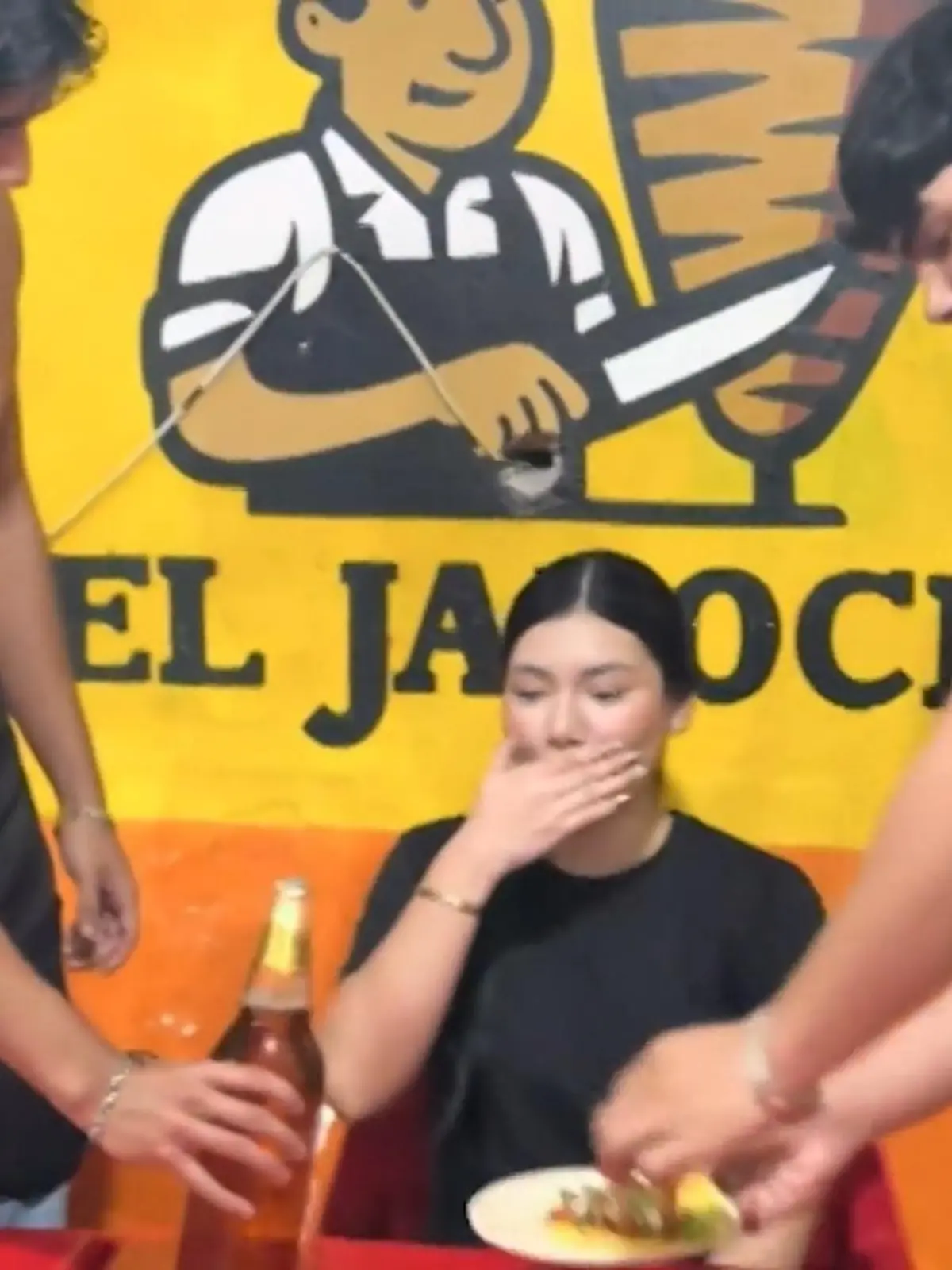 Bild zu: "Oben ohne! In diesem Restaurant werden die Tacos richtig heiß serviert"