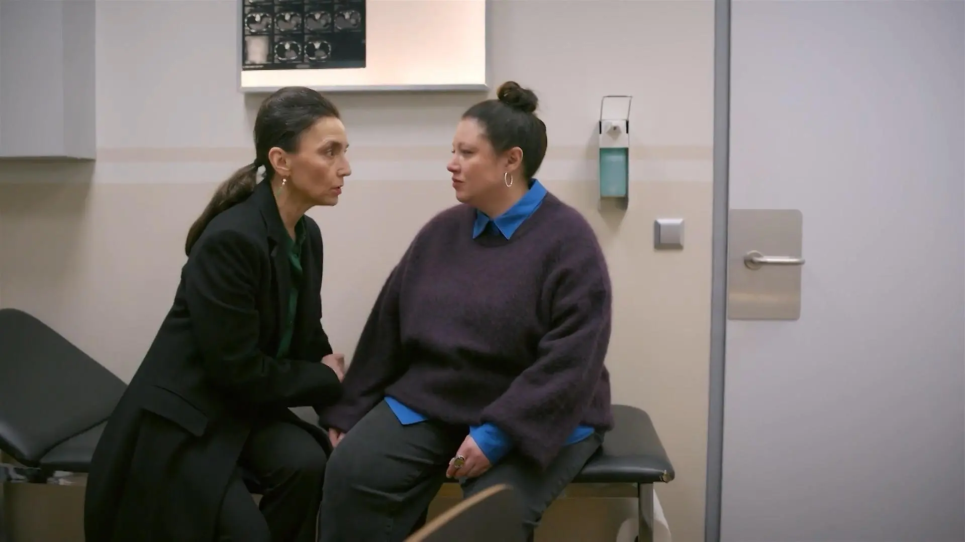 AWZ-Folge vom 13.01.26 auf RTL+: Simone versucht, Vanessa von einer  Selbstanzeige abzuhalten