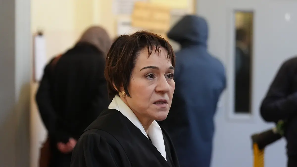 Rechtsanwältin Christiane Yüksel steht zu Prozessauftakt vor dem Sitzungssaal.