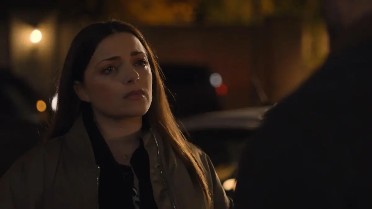 Tobias verabschiedet Emily zu ihrem Business-Trip. 