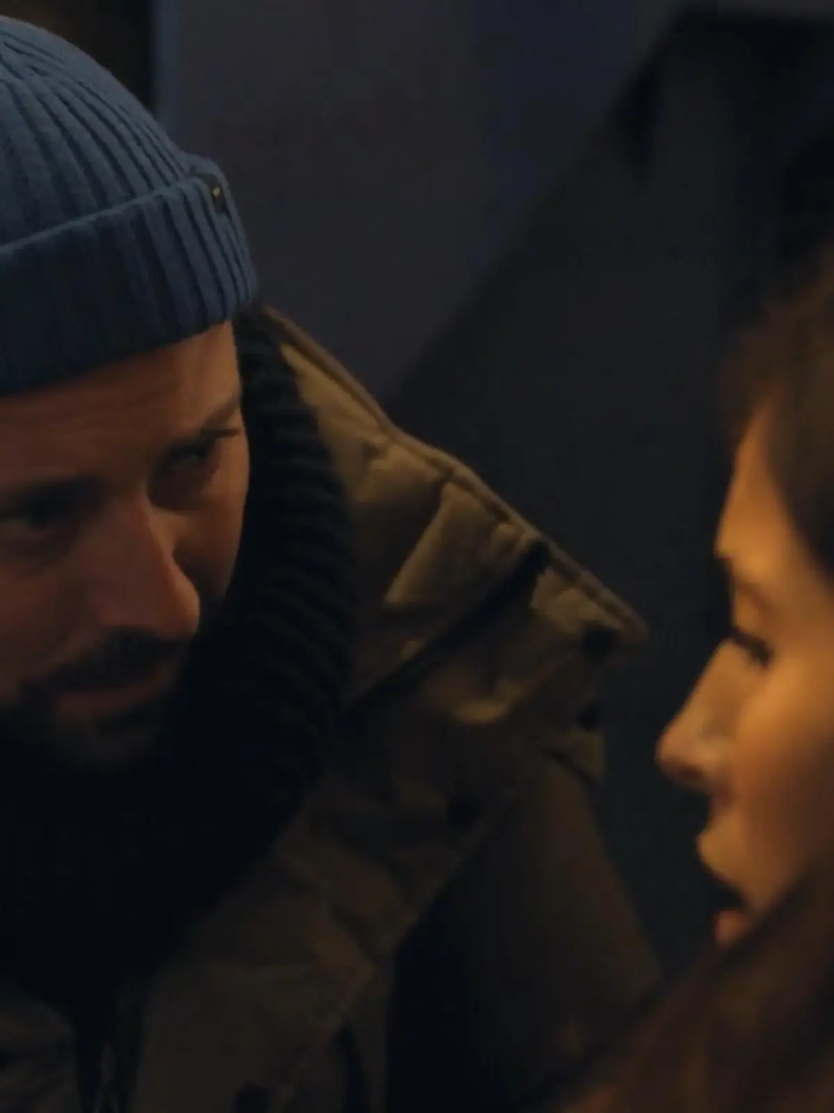 John findet Laura in keinem guten Zustand vor. 