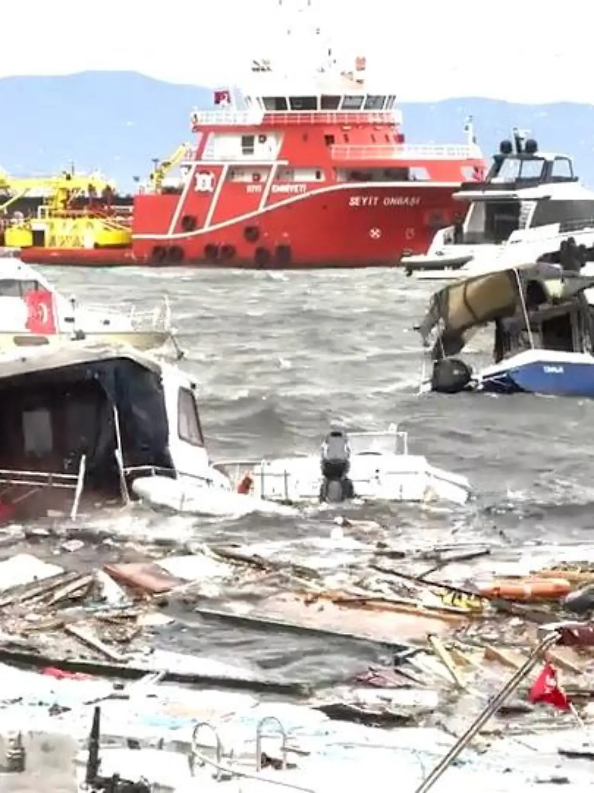 Bild zu: "Starke Böen und Überschwemmungen! Heftige Unwetter verwüsten türkische Urlaubsregionen"