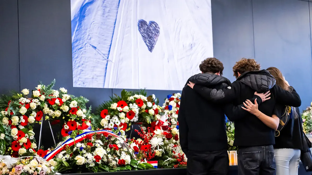 Bei der Trauerfeier für die 40 Todesopfer nach dem Brand in der Bar „Le Constellation” nehmen Angehörige Abschied, stärken sich gegenseitig in der so schweren Zeit.