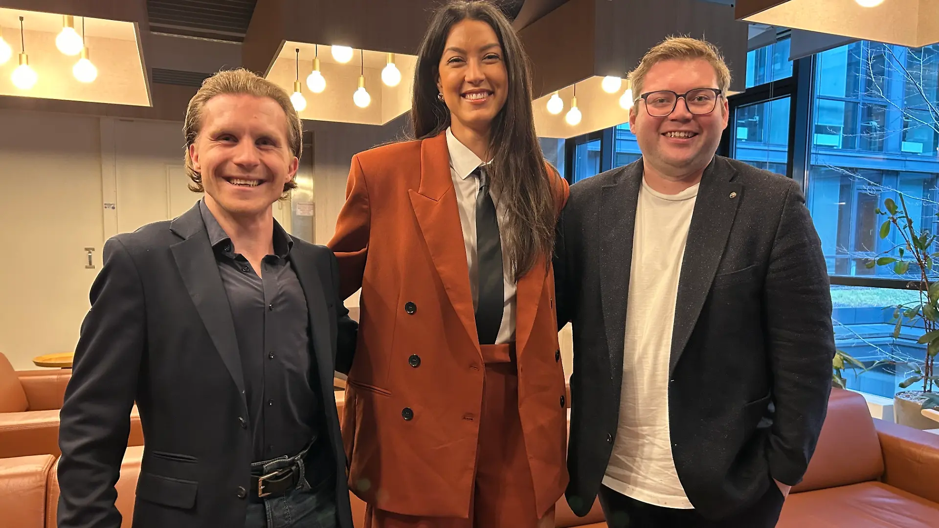 „Exclusiv”-Moderatorin Rebecca Mir mit den RTL-Reportern Thomas Lipke (l.) und Kai Franzke Jr.
