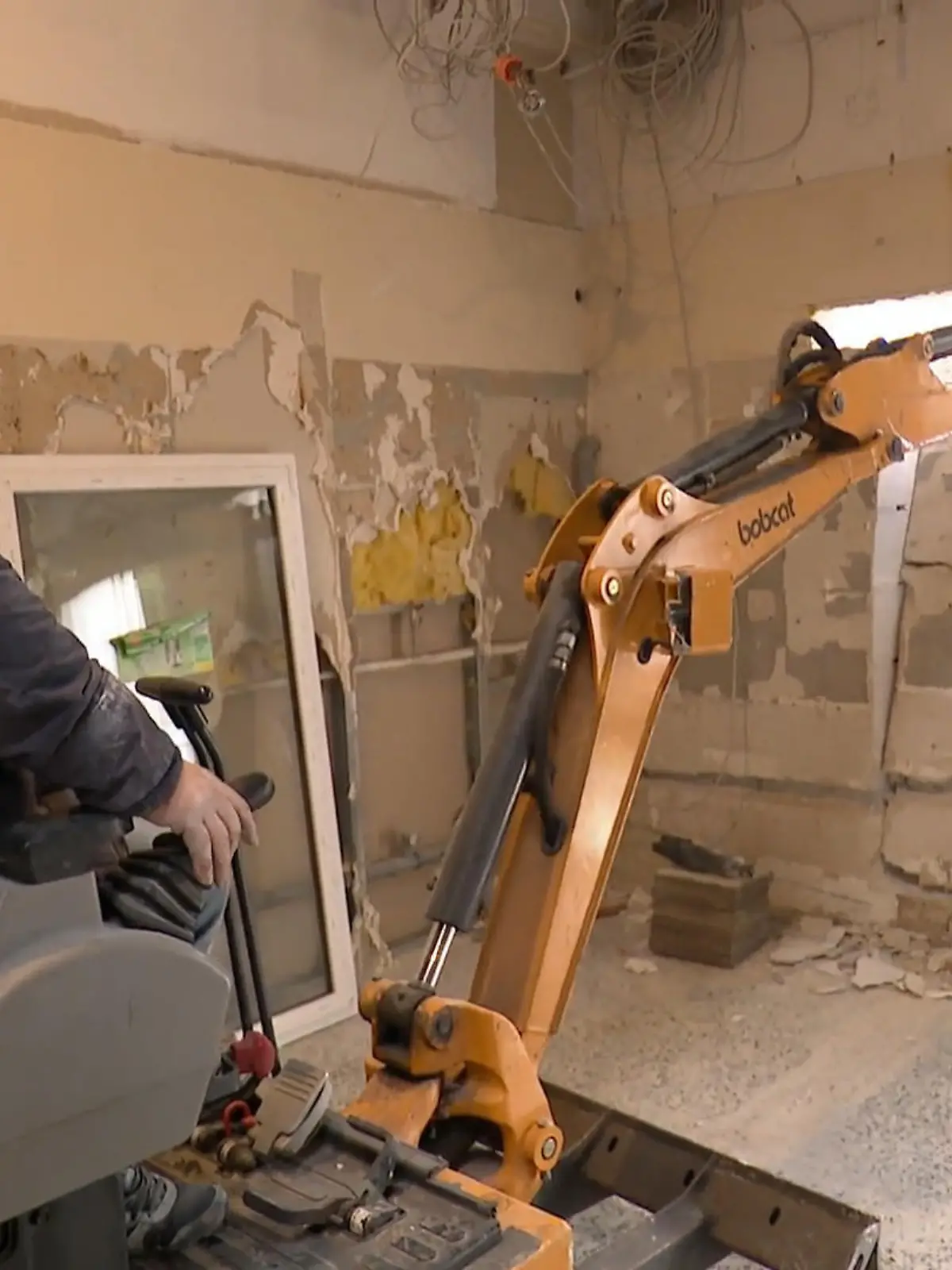 Bild zu: "Wand fällt! Mit dem Bagger geht's leicht"