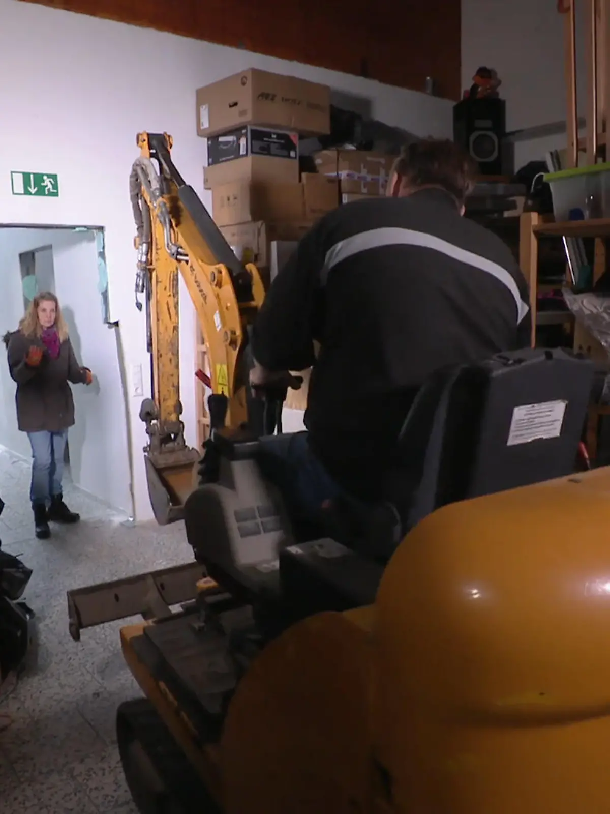 Bild zu: "Bagger in der Sackgasse: Jetzt muss die Wand dran glauben"