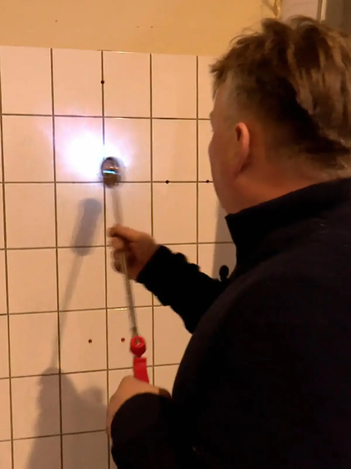 Bild zu: "Artur und Steffi rücken den Fliesen mit dem Flammenwerfer zu Leibe"