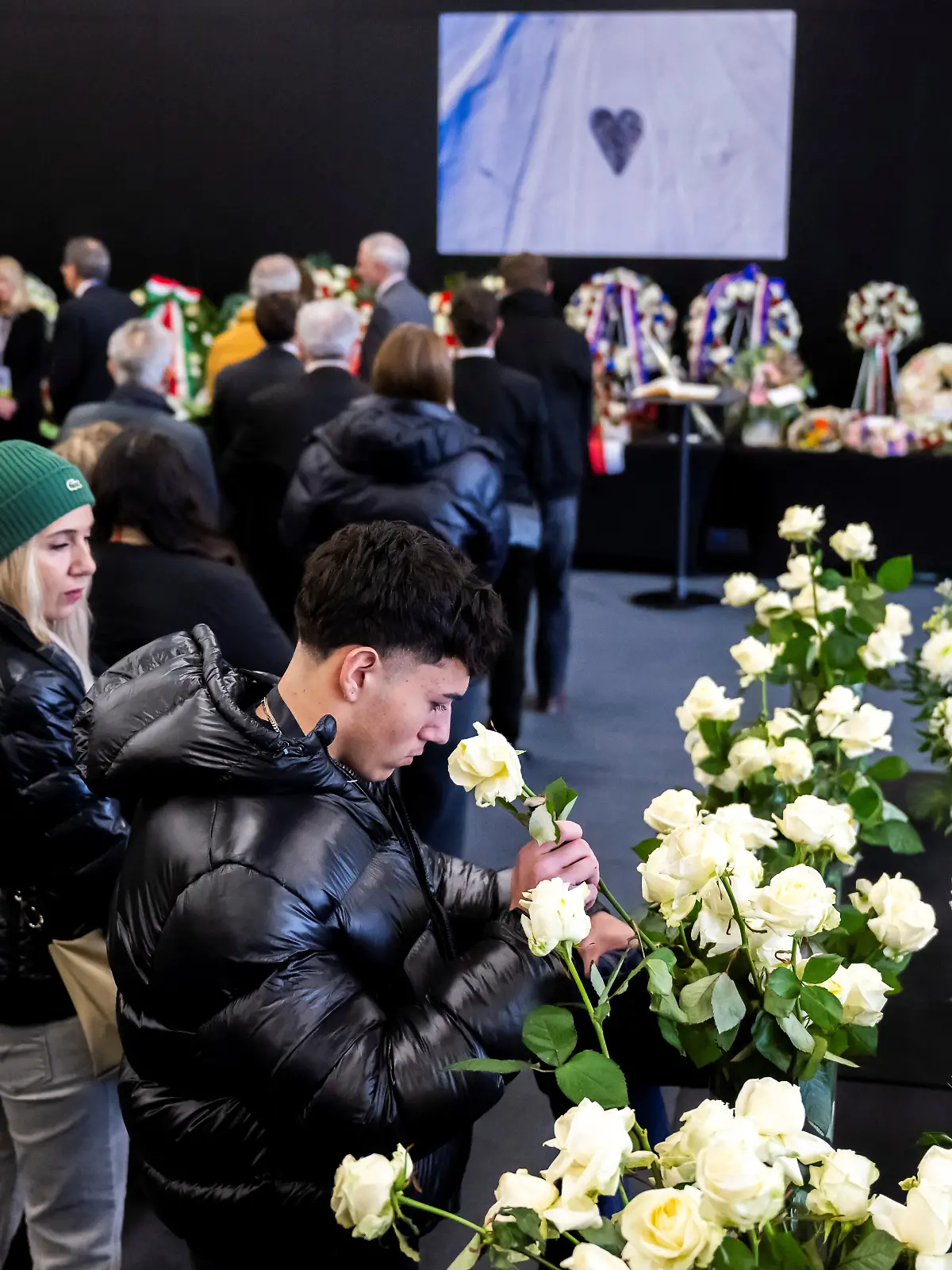 Bild zu: "Bewegende Trauerfeier nach Silvester-Tragödie mit 40 Toten"