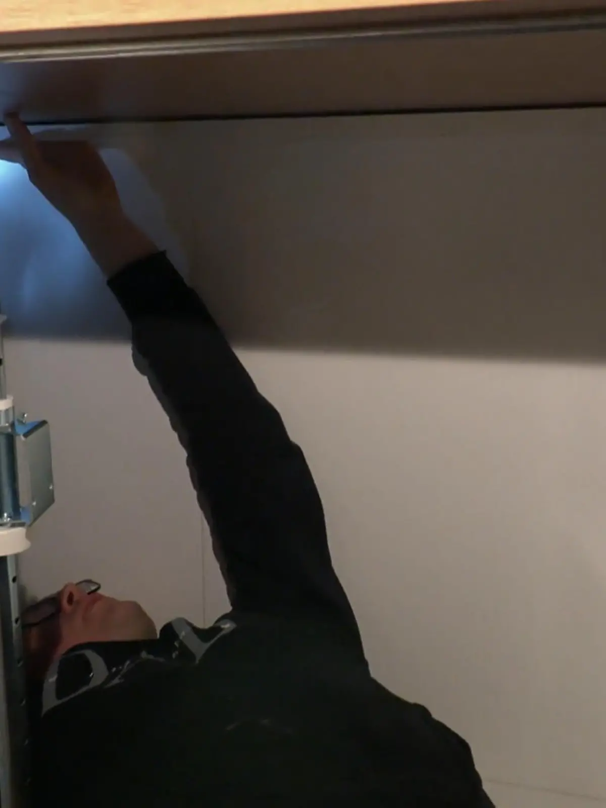 Bild zu: "Feierabend auf der Couch? Nein, unter der Spüle"