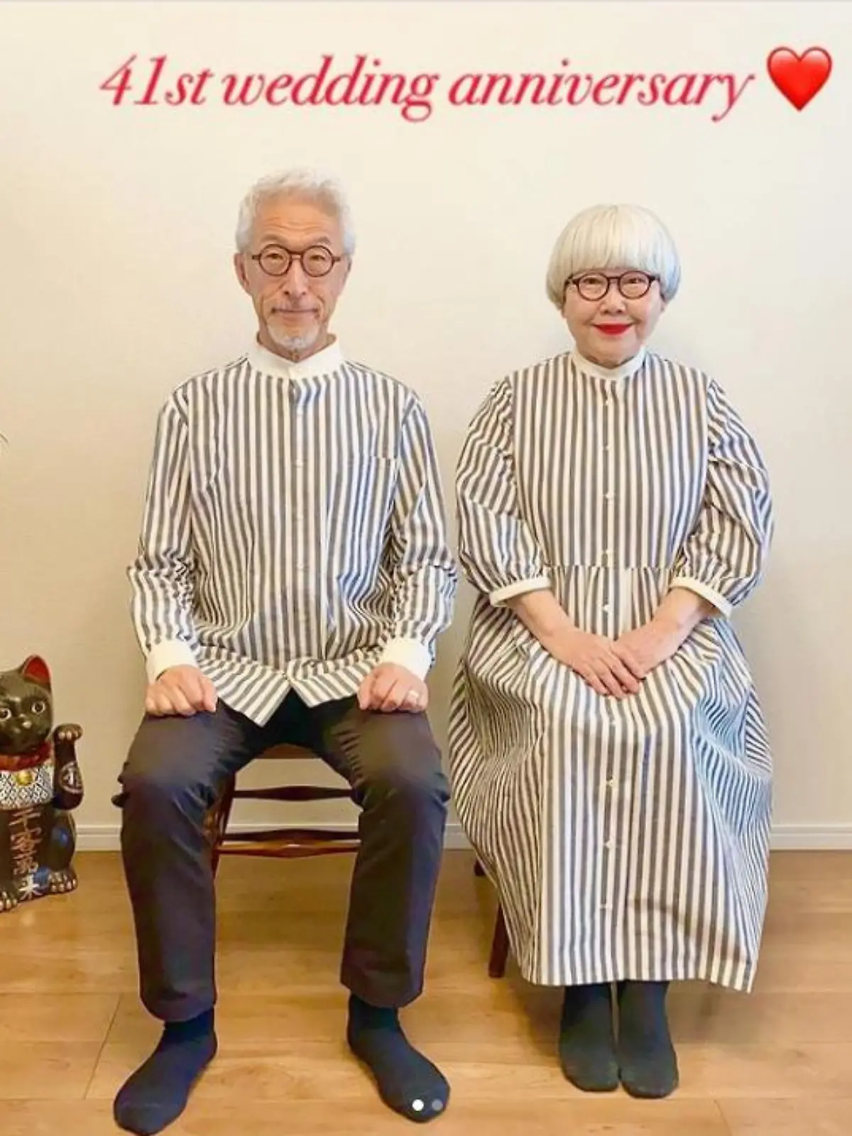 Paar mit gestreiftem Hemd und Kleid