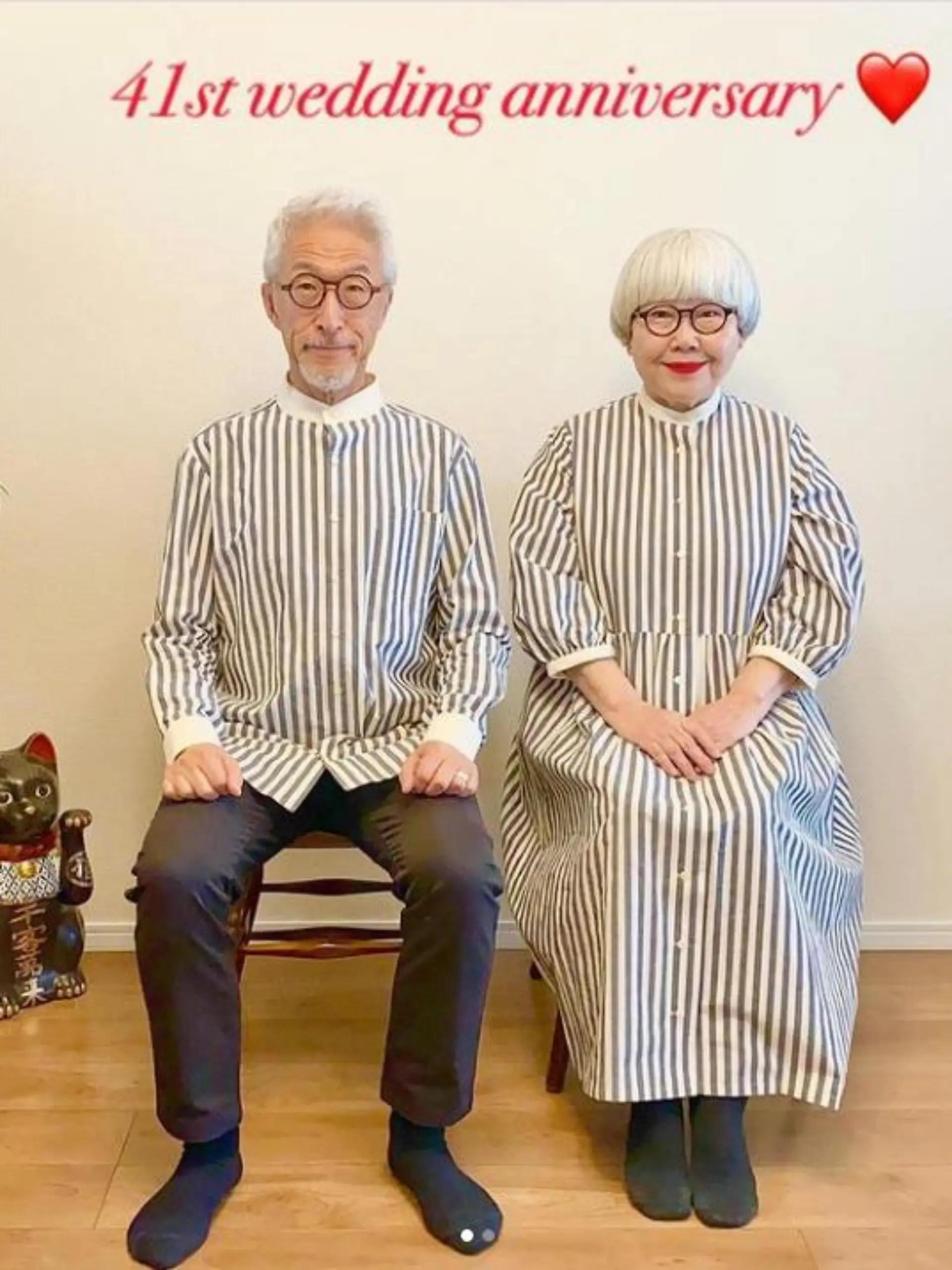 Paar mit gestreiftem Hemd und Kleid