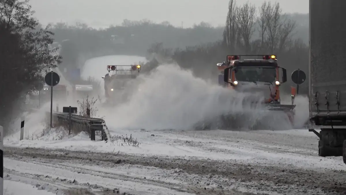 Schnee, Glätte, Überschwemmungen! Sturmtief Elli sorgt für Chaos im Norden Räumungsdienste im Dauereinsatz