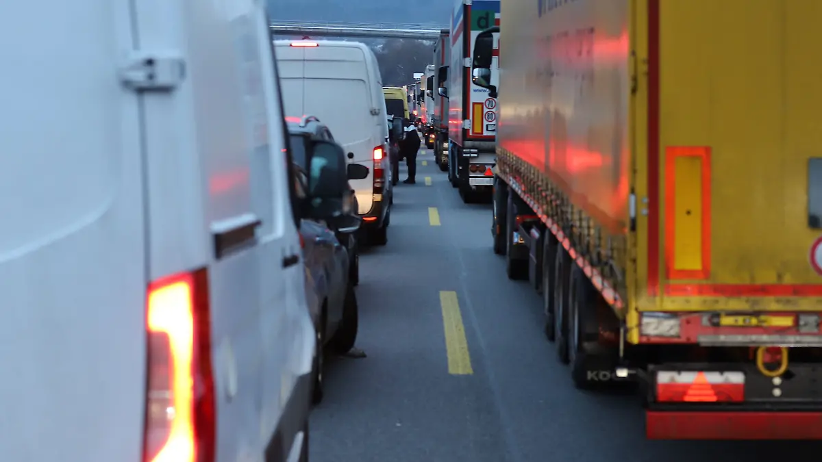 Pl-tzlicher-Tod-im-Stau-63-J-hriger-stirbt-auf-der-Autobahn-7