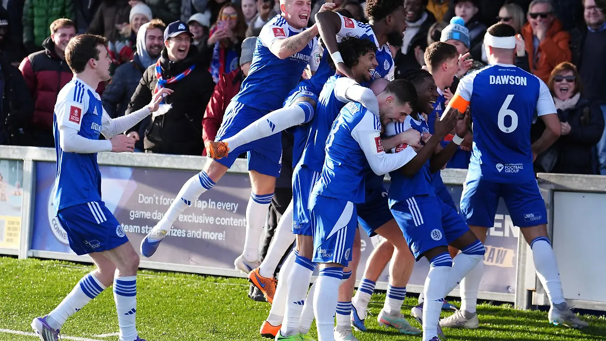 Macclesfield-feiert-Pokalsensation-gegen-Glasner-Club