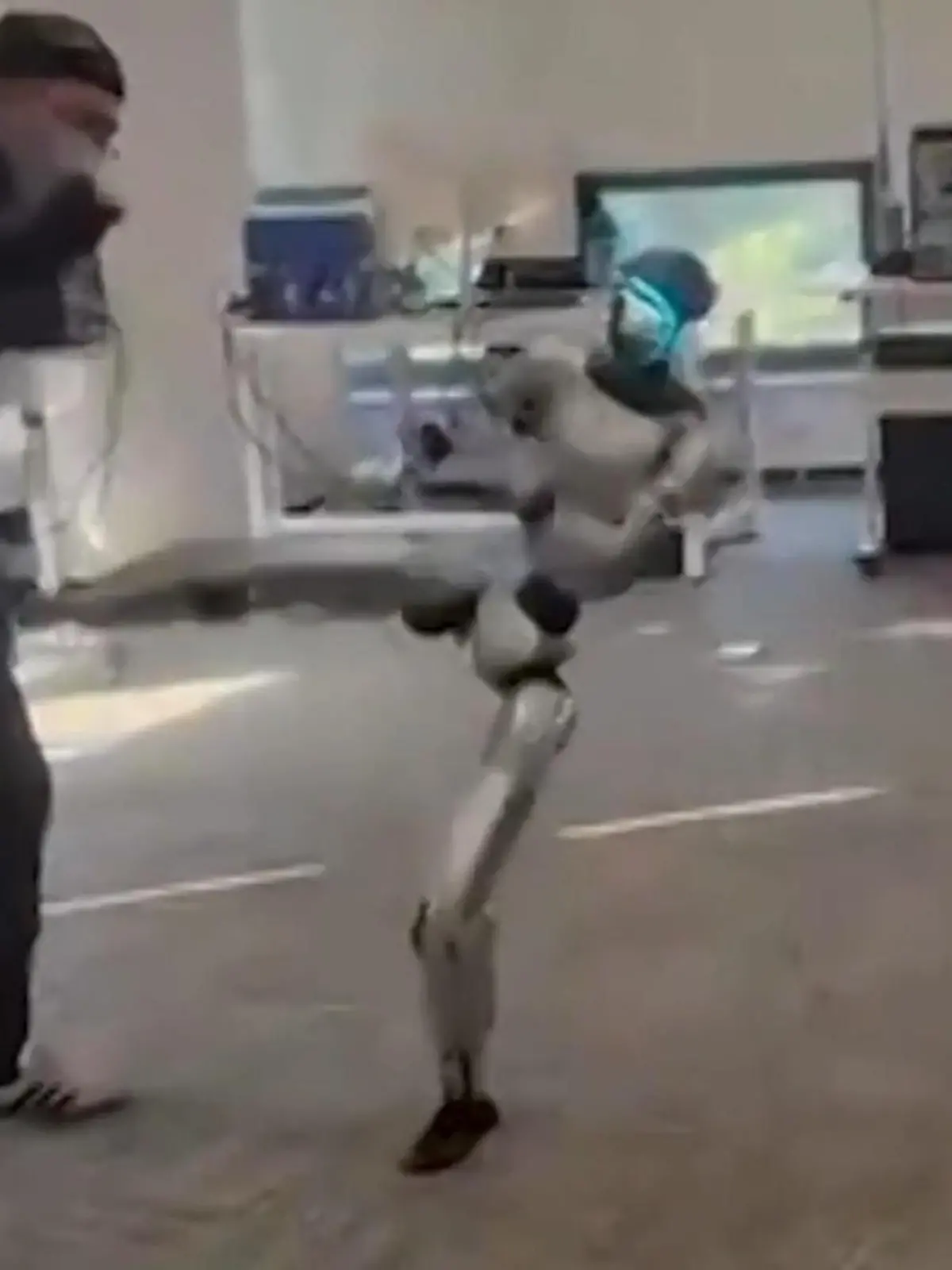 Bild zu: "Roboter tritt Mann in die Weichteile und reagiert SO!"