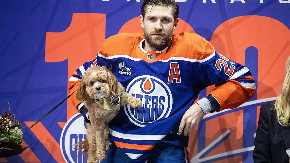 Leon Draisaitl mit seinem Hund Bowie.