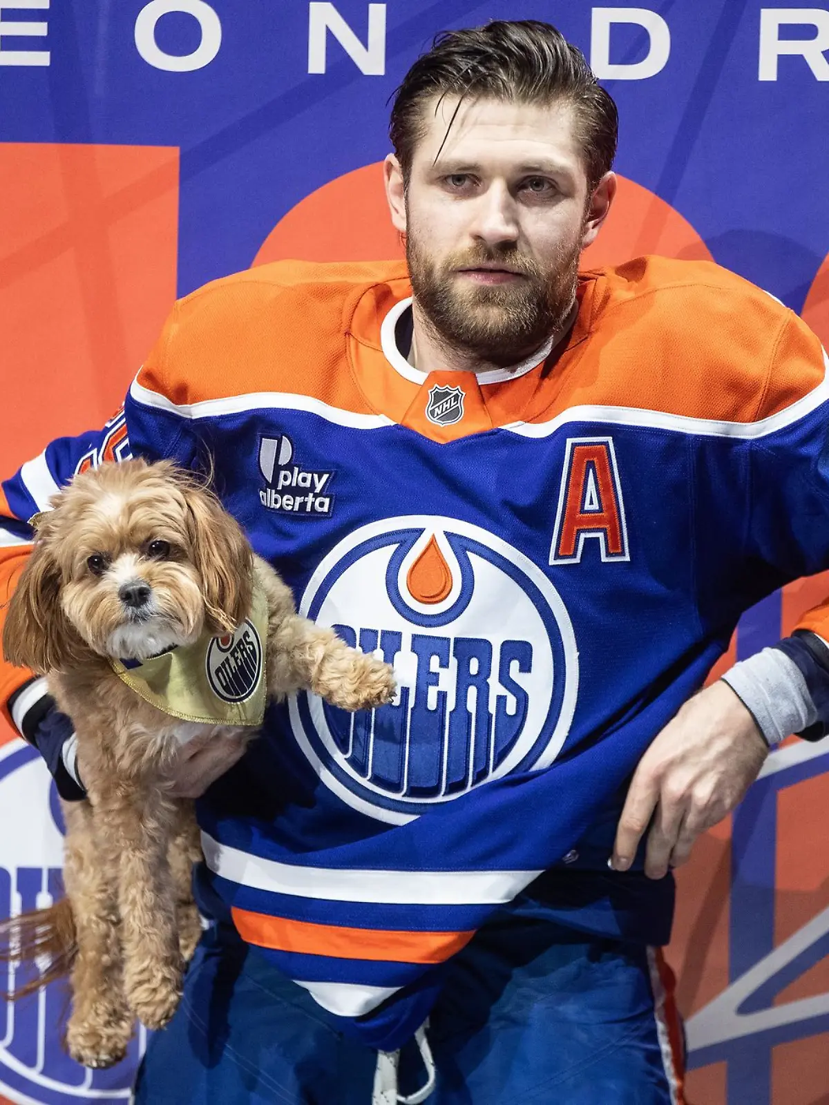 Bild zu: "Mit Hund und Familie: Oilers ehren Draisaitl für 1000 Punkte"