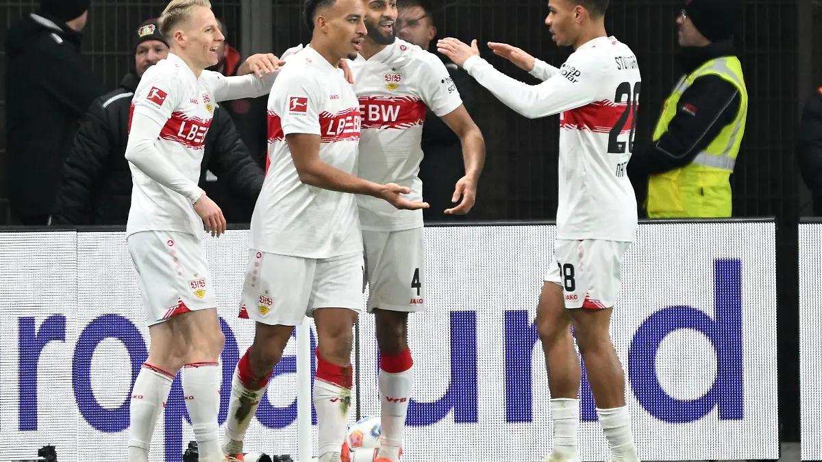 Matchwinner Jamie Leweling holt sich die Glückwünsche seiner Stuttgarter Teamkollegen ab