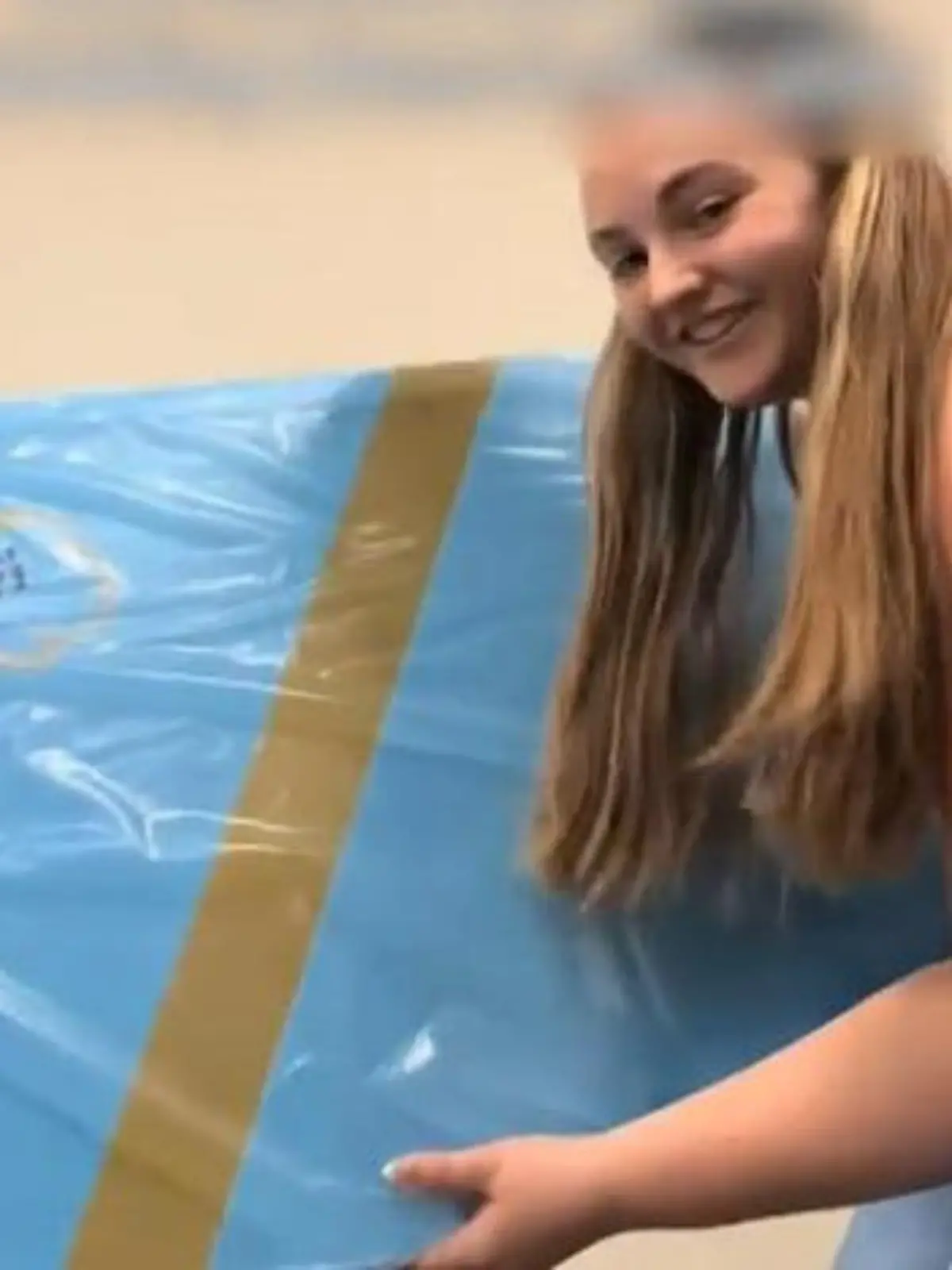 Bild zu: "Kurz nach dem Einzug! Kaitlyn entdeckt versteckten Eingang – dann findet sie DAS"