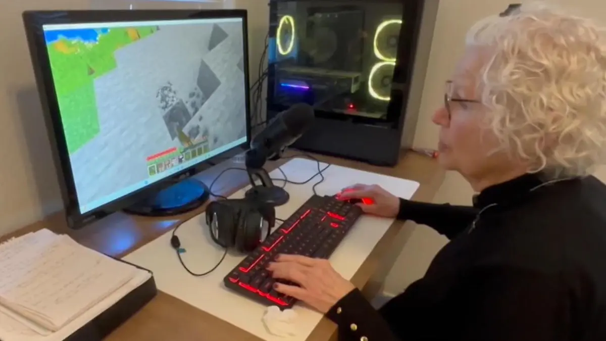 Damit ihr krebskranker Enkel überlebt! Oma (81) zockt Computerspiel „Es ist das Unglaublichste, was es gibt"