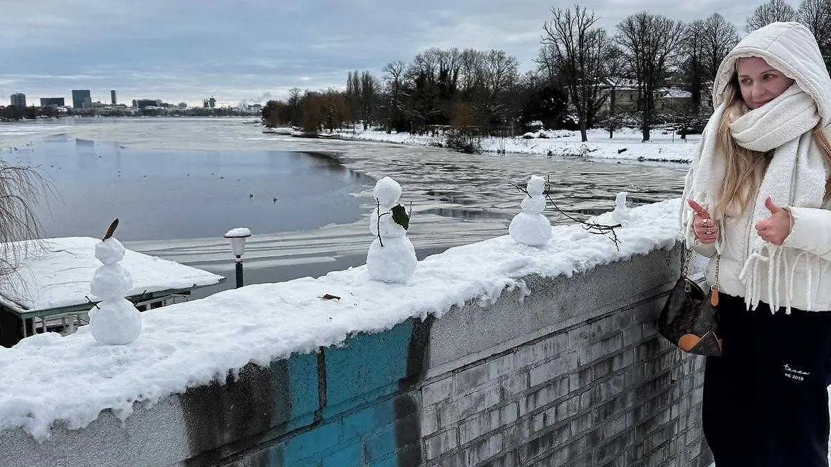 Hamburg-Winterhasser-k-pft-Schneemann-Parade-RTL-Bachelor-baut-sie-wieder-auf