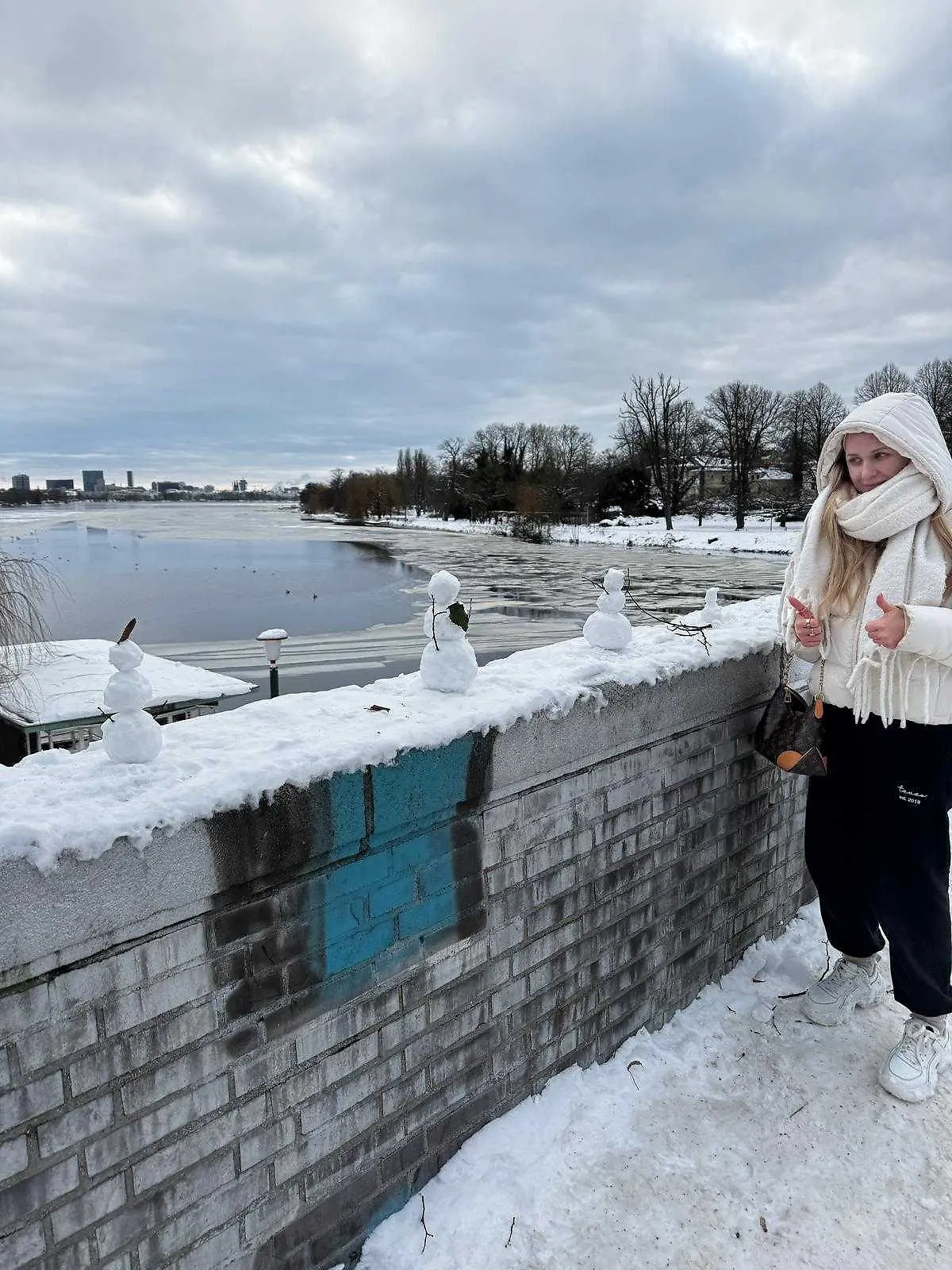 Bild zu: "Winterhasser köpft Schneemann-Parade – RTL-Bachelor baut sie wieder auf"