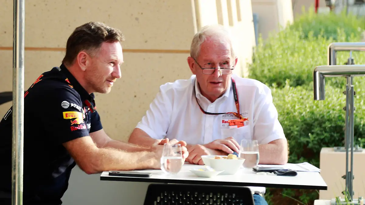  2020 Bahrain GP BAHRAIN INTERNATIONAL CIRCUIT, BAHRAIN - NOVEMBER 29: Christian Horner, Team Principal, Red Bull Racing, talks to Helmut Marko, Consultant, Red Bull Racing during the Bahrain GP at Bahrain International Circuit on Sunday November 29, 2020 in Sakhir, Bahrain. Photo by Steven Tee / LAT Images Images PUBLICATIONxINxGERxSUIxAUTxHUNxONLY GP2015_122245_1ST8931