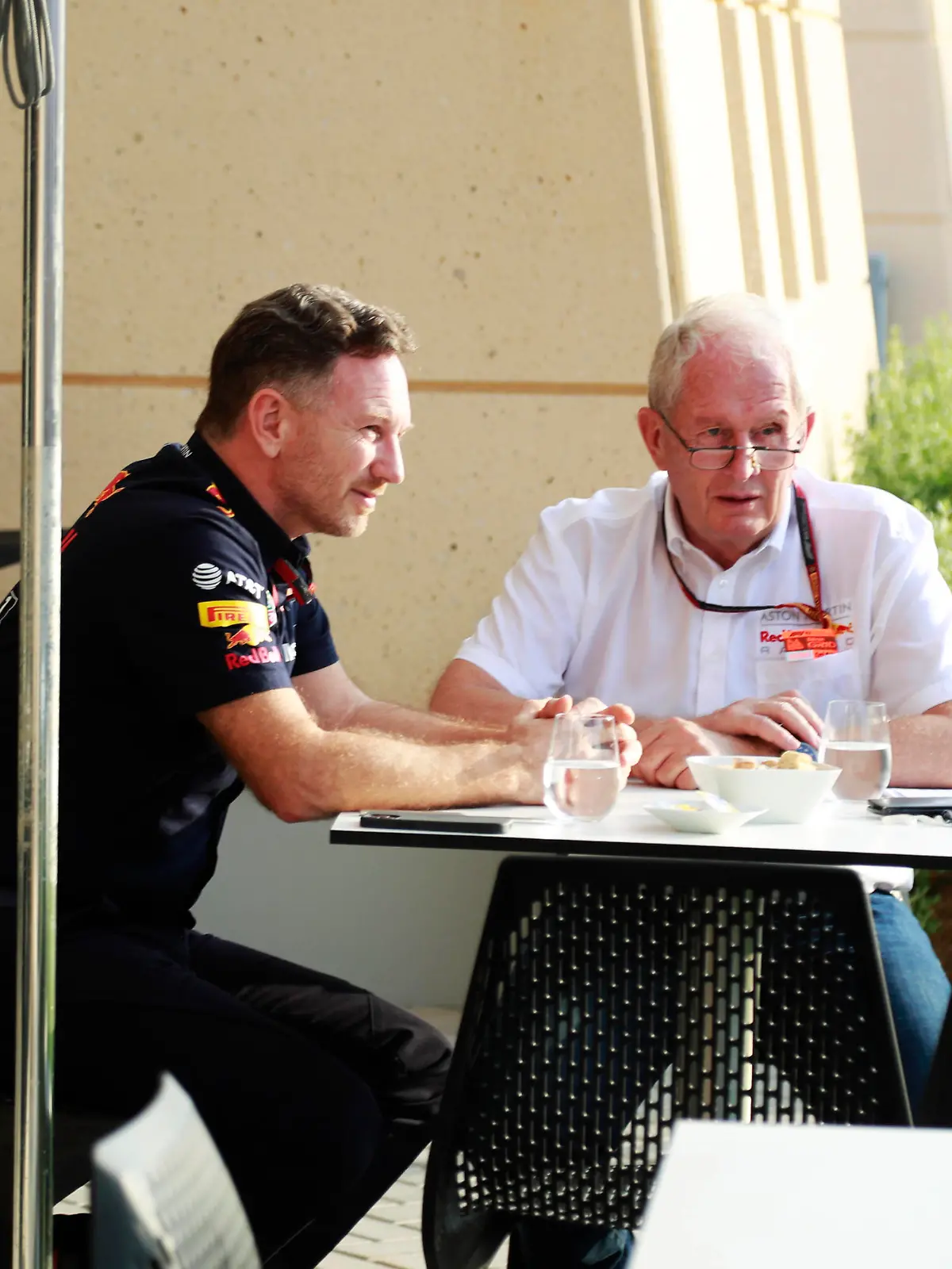  2020 Bahrain GP BAHRAIN INTERNATIONAL CIRCUIT, BAHRAIN - NOVEMBER 29: Christian Horner, Team Principal, Red Bull Racing, talks to Helmut Marko, Consultant, Red Bull Racing during the Bahrain GP at Bahrain International Circuit on Sunday November 29, 2020 in Sakhir, Bahrain. Photo by Steven Tee / LAT Images Images PUBLICATIONxINxGERxSUIxAUTxHUNxONLY GP2015_122245_1ST8931