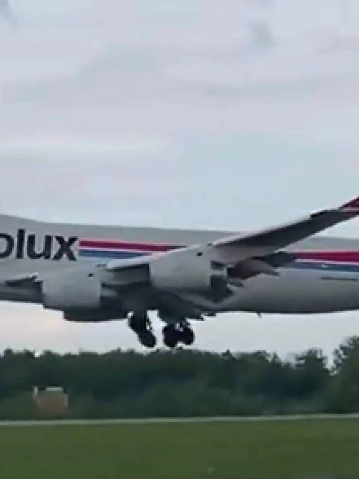 Eine Notlandung eines Cargolux-Frachtfliegers hat am Sonntagabend am Luxemburger Flughafen zu Beeinträchtigungen des Flugverkehrs geführt.